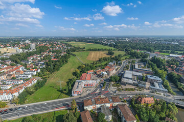 Die mittelfränkische Großstadt Fürth rund um die Flutbrücke an der Rednitz von oben