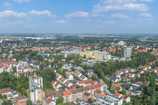 Die mittelfr&auml;nkische Gro&szlig;stadt F&uuml;rth rund um die Flutbr&uuml;cke an der Rednitz von oben