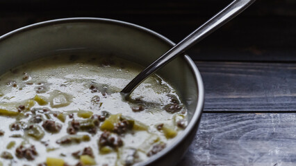 Herzhafte Hackfleisch-Lauch-Suppe – Weihnachtszeit trifft Wohlfühlküche