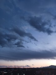 「夜の訪れ：美しい夕暮れとドラマチックな雲」