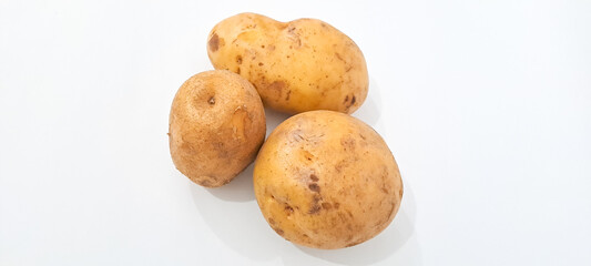 Fototapeta premium potatoes isolated on white background 
