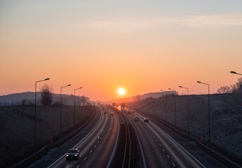 ruch samochodowy na autostradzie o wschodzie słońca © siwyk