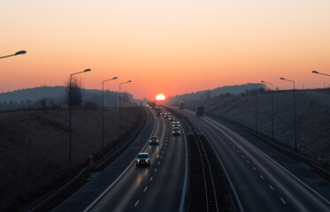 ruch samochodowy na autostradzie o wschodzie słońca © siwyk