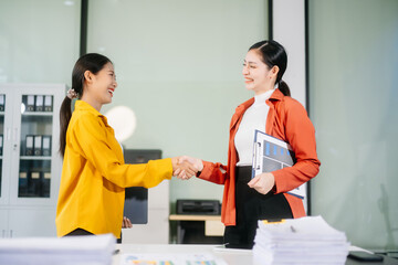Obraz premium Business partnership handshake concept.Photo two coworkers handshaking process.