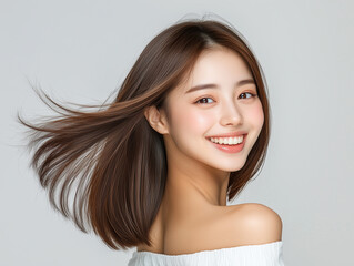 ヘアカラーが美しい、振り返るミディアムヘアの女性