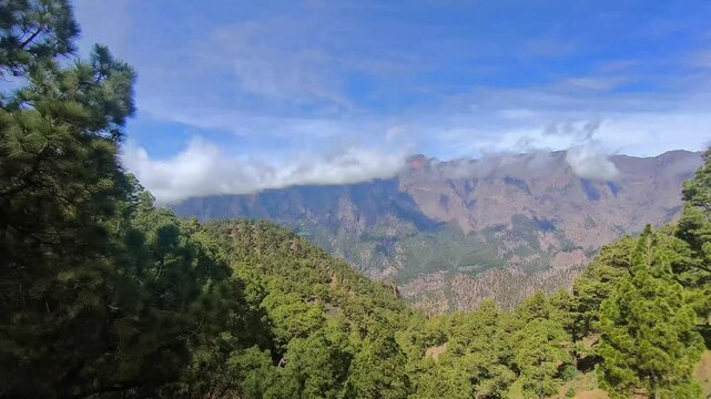 Timelapse o camara rapida de nubes y sombras desde la Caldera de Taburiente en la isla de La Palma.