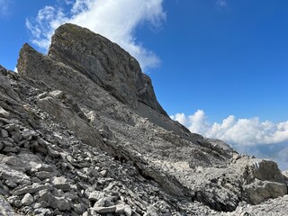 Fototapeta premium Alpine peaks Chli Hohmad (2492 m) and Gross Hohmad (2307 m) above the Tannensee lake (or Tannen lake) and in the Uri Alps mountain massif, Melchtal - Canton of Obwalden, Switzerland (Kanton Obwald)