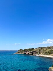Naklejka premium 気持ちいい青空とエメラルグリーンの海