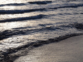 Olas del mar al atardecer