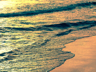 Olas del mar al atardecer