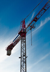 Naklejka premium A crane is standing tall in the sky,