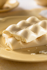 barra de chocolate branco quebrada em pedaços