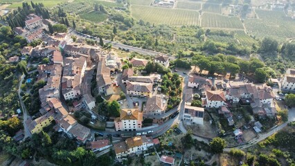 piccolo borgo medioevale in toscana vista aerea