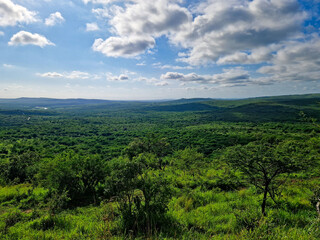 Obraz premium Rolling Green Hills at Hluhluwe-iMfolozi Park, South Africa