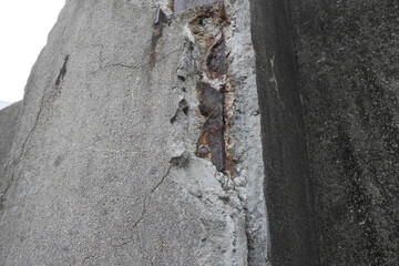 コンクリートが剥落し鉄骨がむき出しになる