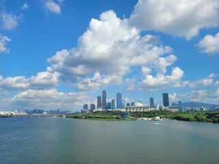 지하철 하늘의 모습