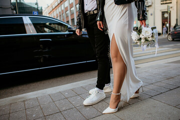 wedding walk and photo shoot in a noisy city, details