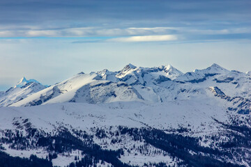 Naklejka premium Snowy Mountain Peaks Under Blue Sky