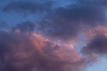 Obraz premium Pink and purple clouds creating a colorful sunset sky