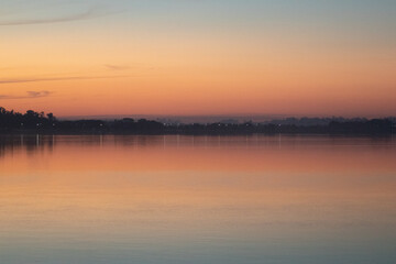 Colores del atardecer sobre el río