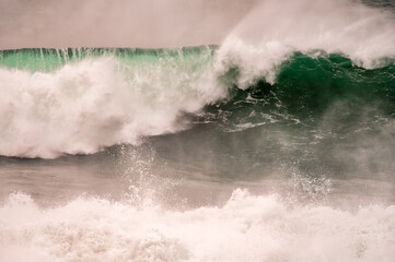 Obraz premium The Power of the Ocean: Massive Waves Crashing