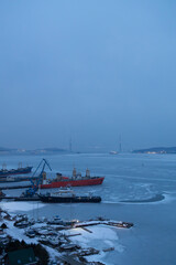 Obraz premium Evening Bay in the port city, Vladivostok