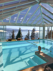 Piscina con vista al lago, Patagonia, Argentina 
