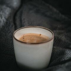 Dunkles, gemütliches Kaffeesetup mit samtiger Crema