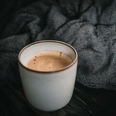 Dunkles, gemütliches Kaffeesetup mit samtiger Crema