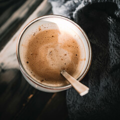 Dunkles, gemütliches Kaffeesetup mit samtiger Crema