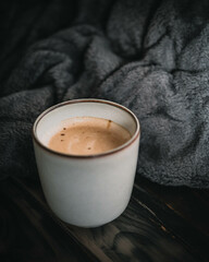 Dunkles, gemütliches Kaffeesetup mit samtiger Crema