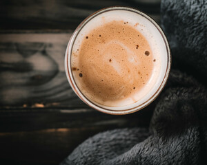 Dunkles, gemütliches Kaffeesetup mit samtiger Crema