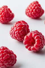 Leckere frische Himbeeren auf weissem Hintergrund