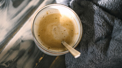 Frühlingsmorgen mit einer Tasse frisch gebrühtem Kaffee