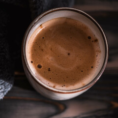 Herbstliche Gemütlichkeit mit einer heißen Tasse Kaffee