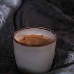 Herbstliche Gemütlichkeit mit einer heißen Tasse Kaffee