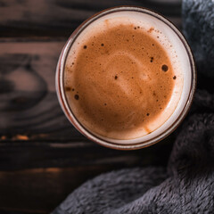 Herbstliche Gemütlichkeit mit einer heißen Tasse Kaffee