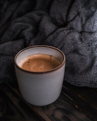 Herbstliche Gemütlichkeit mit einer heißen Tasse Kaffee