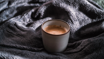 Herbstliche Gem&uuml;tlichkeit mit einer hei&szlig;en Tasse Kaffee