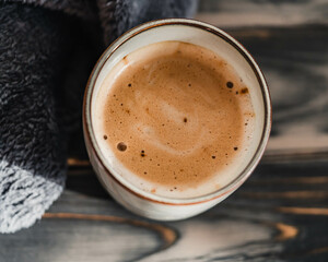 Sanft beleuchteter Kaffee-Moment mit weichen Farben