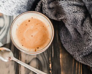 Sanft beleuchteter Kaffee-Moment mit weichen Farben