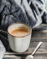 Sanft beleuchteter Kaffee-Moment mit weichen Farben