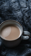 Sanft beleuchteter Kaffee-Moment mit weichen Farben