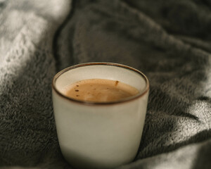 Sommermorgen mit einer Tasse frisch gebrühtem Kaffee