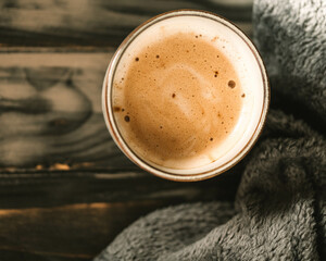 Sommermorgen mit einer Tasse frisch gebrühtem Kaffee