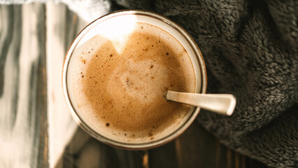 Sommermorgen mit einer Tasse frisch gebrühtem Kaffee