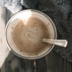 Winterliche Wohlfühlatmosphäre mit einer dampfenden Tasse Kaffee