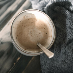 Winterliche Wohlfühlatmosphäre mit einer dampfenden Tasse Kaffee