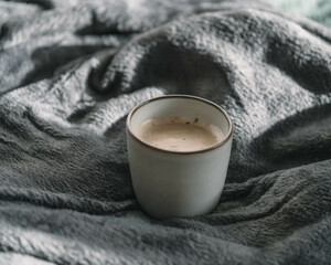 Winterliche Wohlfühlatmosphäre mit einer dampfenden Tasse Kaffee