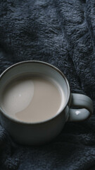 Winterliche Wohlfühlatmosphäre mit einer dampfenden Tasse Kaffee